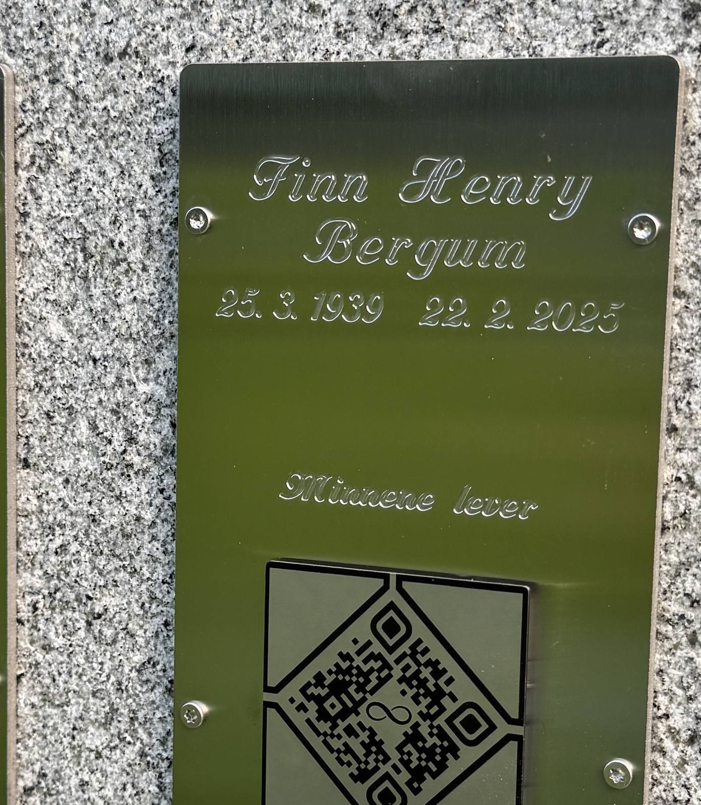 Minnemerket på en plakett i en minnelund