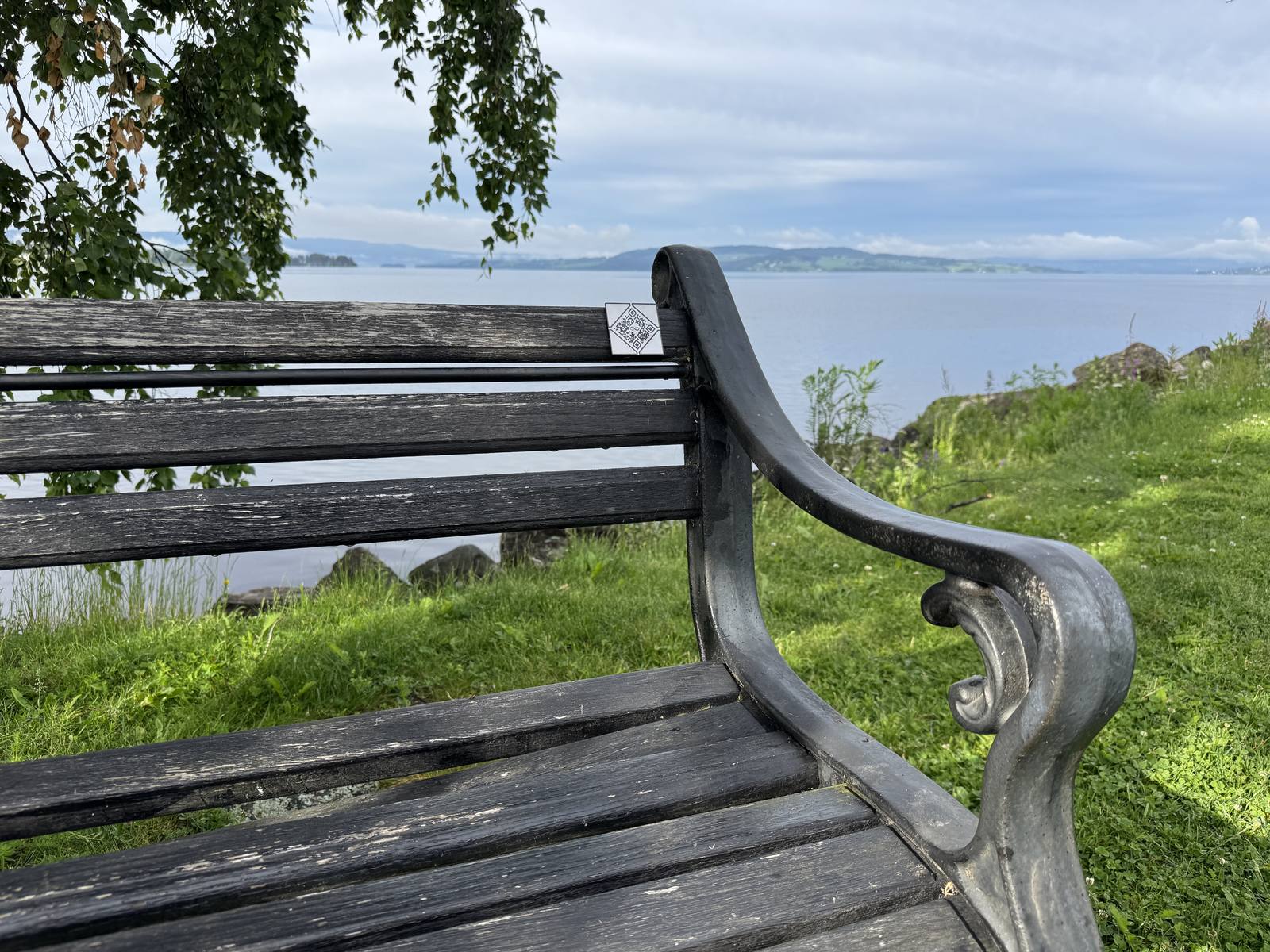 Minnemerket på en minnebenk med utsikt over fjorden