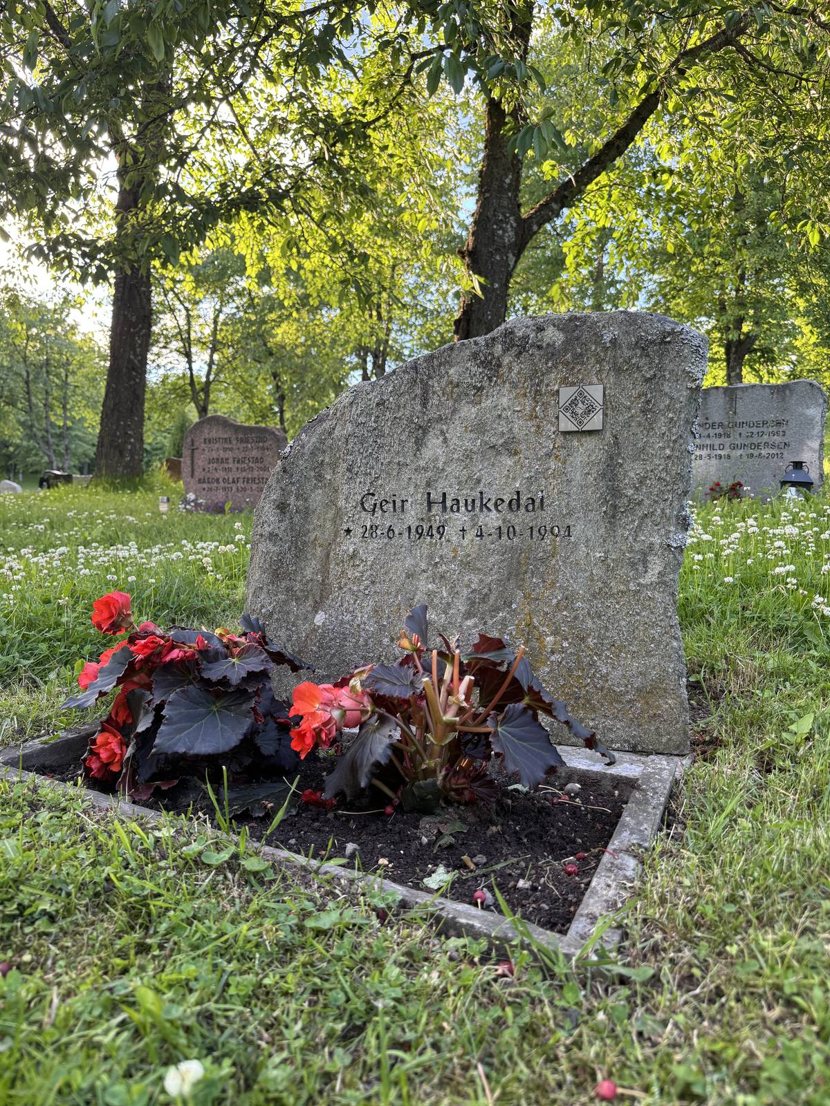 Minnemerket på en eldre, forvitret gravstein