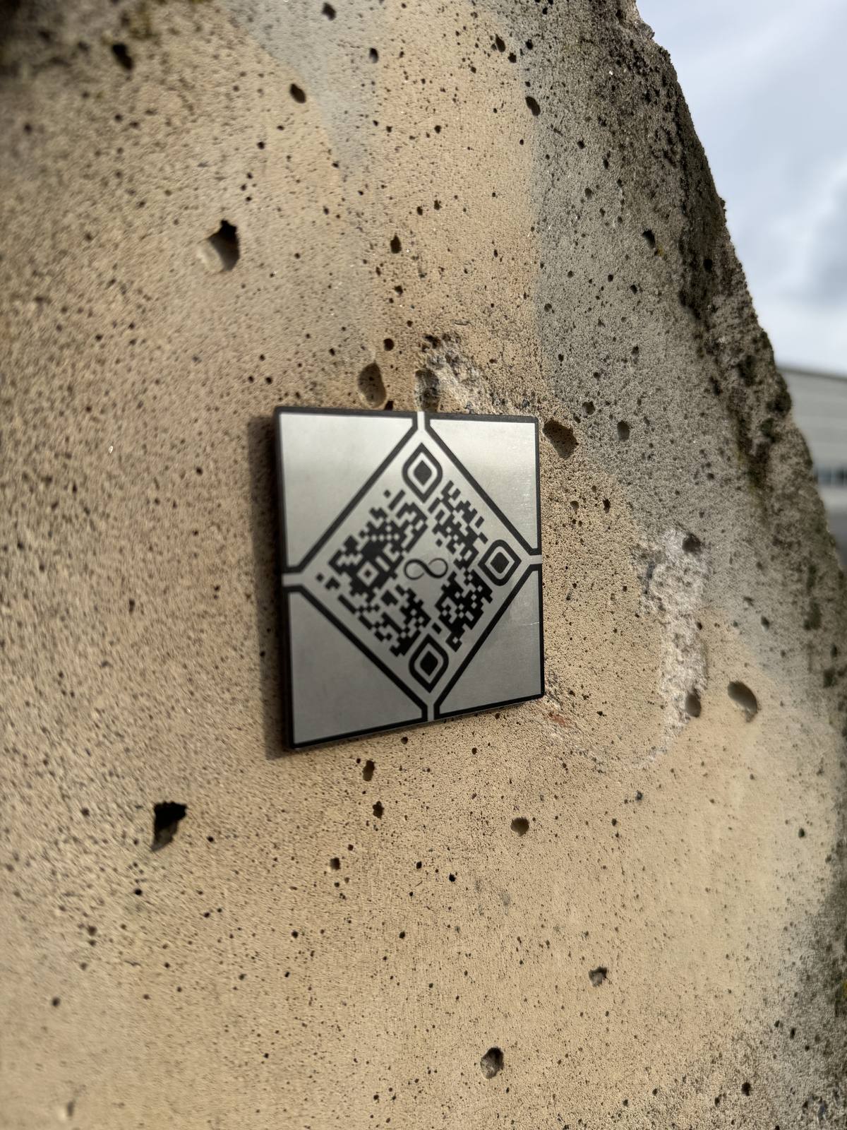 Minnemerket i syrefast stål festet på en mur